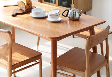 Drewniany stół do jadalni do użytku komercyjnego lub domowego
